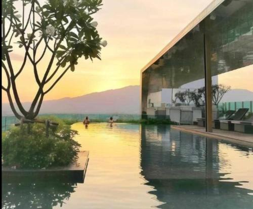 清迈市区Astra condo 屋顶无边泳池可步行至夜市