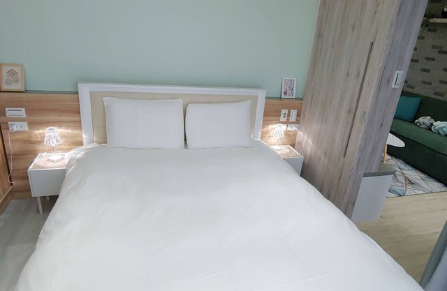 走路3分鐘到海邊玩沙踏浪、海天一色大坑腳踏車步道、觀賞龜山島日出，或者享受著眺望蘭陽平原的悠閒，待在宜蘭吧! 躺著看山看海。