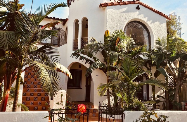 1/2 Block to the Beach w/Bikes & Paddleboards: Casa de las Palmas
