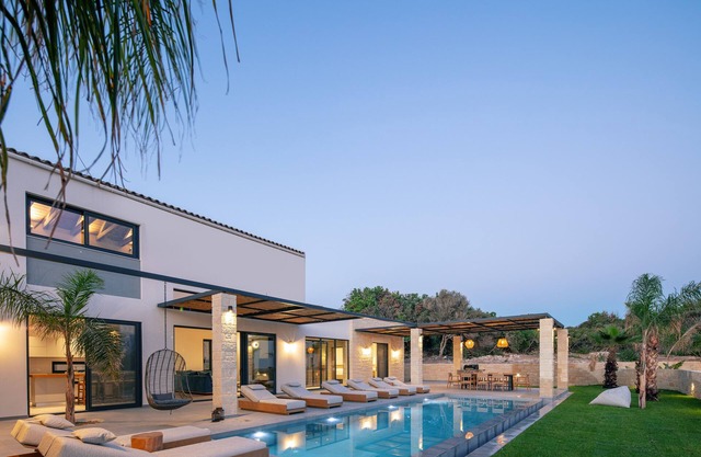 1,2 Km from the beach, close to Chania, 40m2 private pool and sea views!