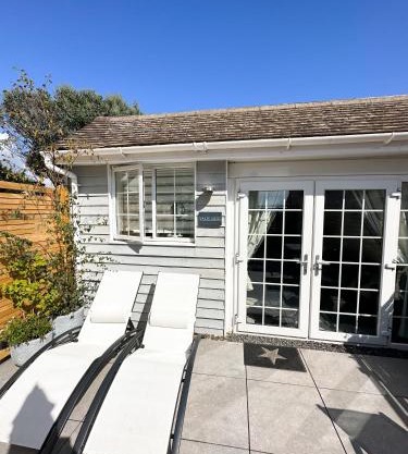 1 Bed Cabin - Sleeps 2 - Pets - Garden - Parking