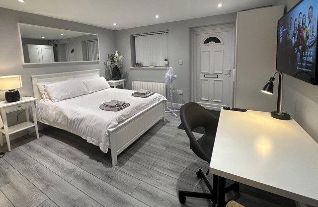 1 Bed Flat - Sleeps 2 - Parking - Wifi