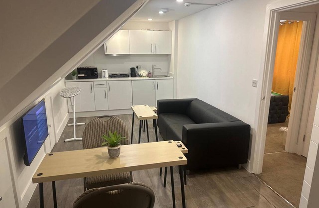 1 Bed Flat - Sleeps 2 - Pets - Garden - Parking