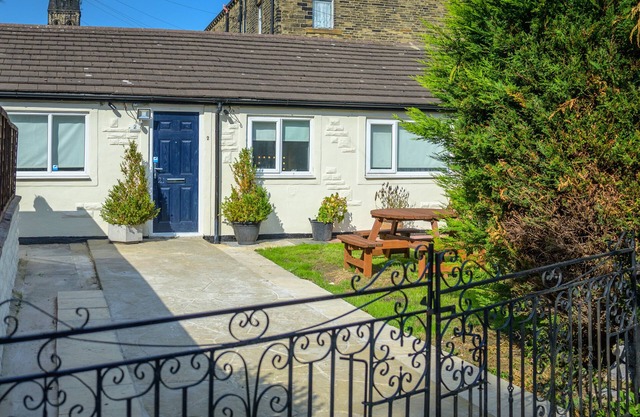 1 Bed House - Sleeps 2 - Parking - Wifi