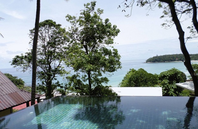 1 bed room with 2 single beds in Kata Beach B8