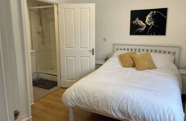 1 Bed Sleeps 4 - Pets Ok - Free parking