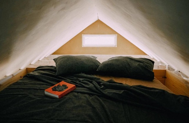 1 Bed Tiny House Sleeps 2 -Hot Tub -Coal Fireplace