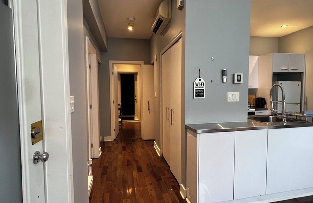 1 Bedroom Apartment at Le Plateau-Mont-Royal. 10 mins to the Downtown Area.