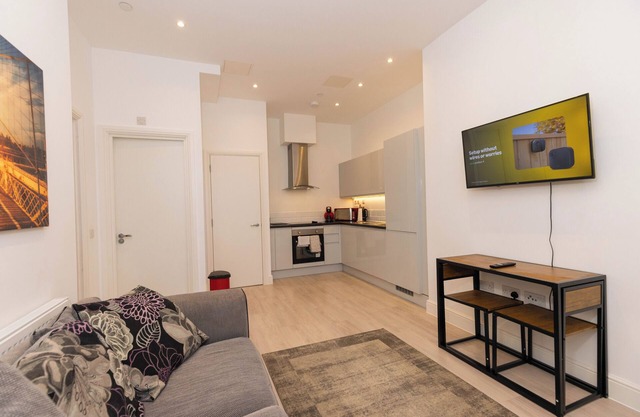 1 Bedroom Apartment near Town & Theatre