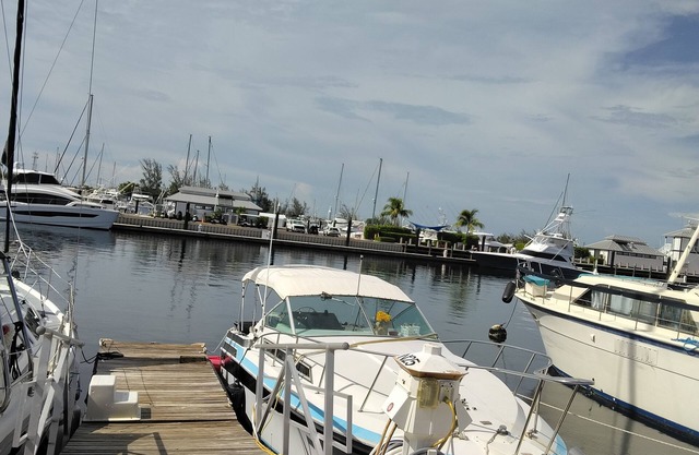 1-bedroom boat at the Perry with AC, fitness room and 2 swimming pools