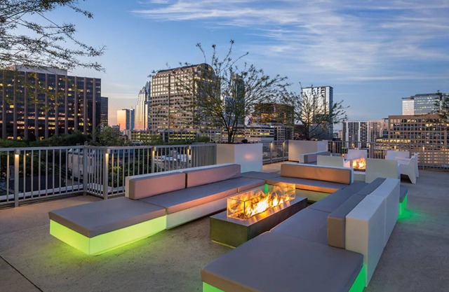 1-bedroom condo with full kitchen S+SW week deal