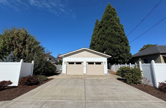 1-Bedroom Duplex with Private Garage - Extended Stay Rental in Albany