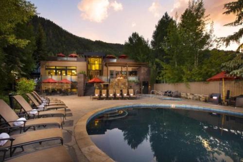 1 Bedroom Mountain Residence In The Heart Of Aspen With Amenities Including Heated Pool, Hot Tubs, Game Room And Spa