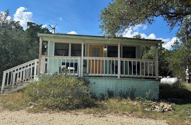 1 Bedroom Vacation Cottage in San Marcos/Wimberley, TX