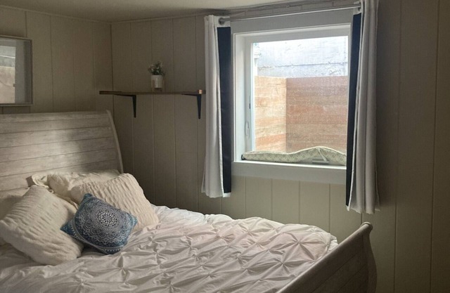 1 Bedroom w/bathroom and kitchenette -shared laundry.n