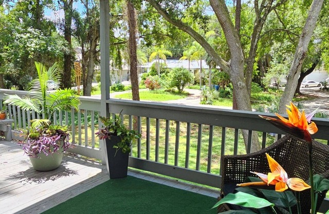 1 Block from the Bayn3-bedroom 2-bath pet friendly home in enchanting Oldsmar