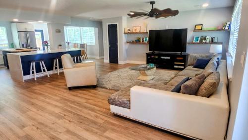 1 Block To Beach - Fully Upgraded Spacious & Quiet