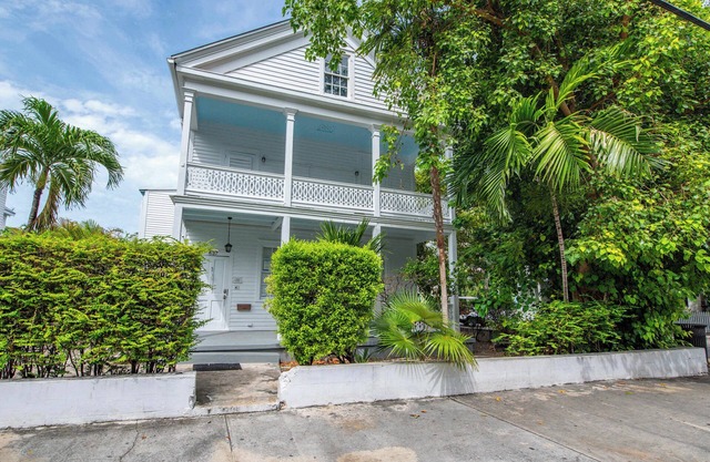 1 Block to Duval St | Banana's Foster Guesthouse