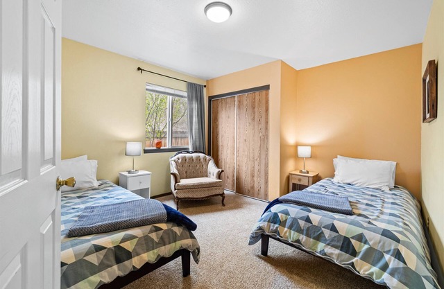 1 block to river! Central location - walk to downtown, river, shopsn