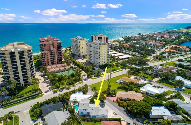 1 Block Walk to Beach ~Private Pool ~ King Bed