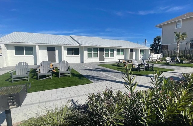 1 BR 1 BA Cottage Near Beach + Pickleball Fun
