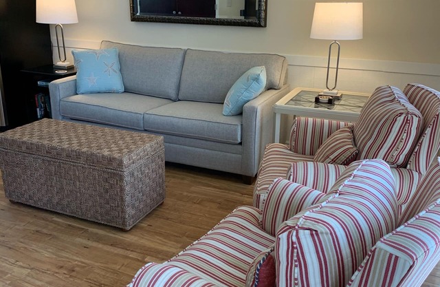 1 BR CONDO ACROSS ST FROM BEACH. 7 NIGHT MINIMUM JUNE 1 TO AUGUST 31