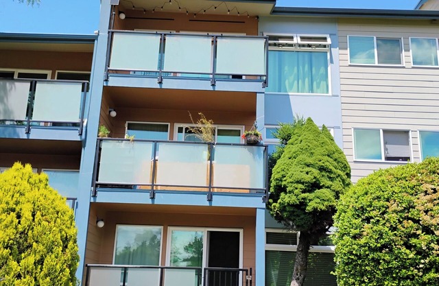 1 BR IN A 3 BR CONDO UNIT Drop your bag and walk to Southcenter Shopping mall