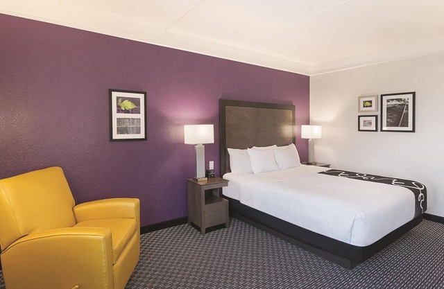 1 King Bed, La Quinta Inn, Breakfast & Outdoor Poolside Bliss Near Six Flags