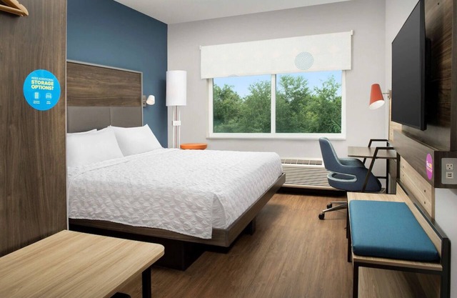 1 King Bed | Tru by Hilton Orlando | with Free Breakfast & Pet-friendly