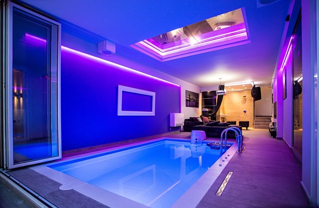 #1 Luxury House with indoor Swimming Pool, Gameroom, Movie Room, Spa, Zen Yard,