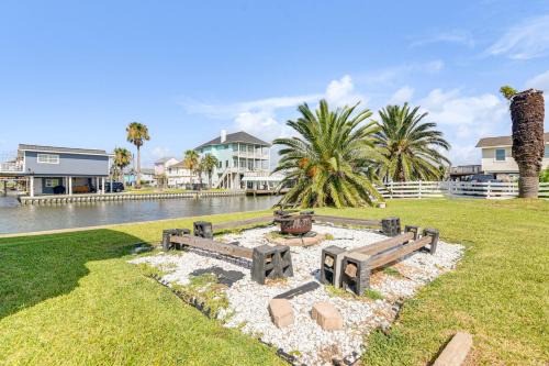 1 Mi to Jamaica Beach Gem with Waterfront Decks