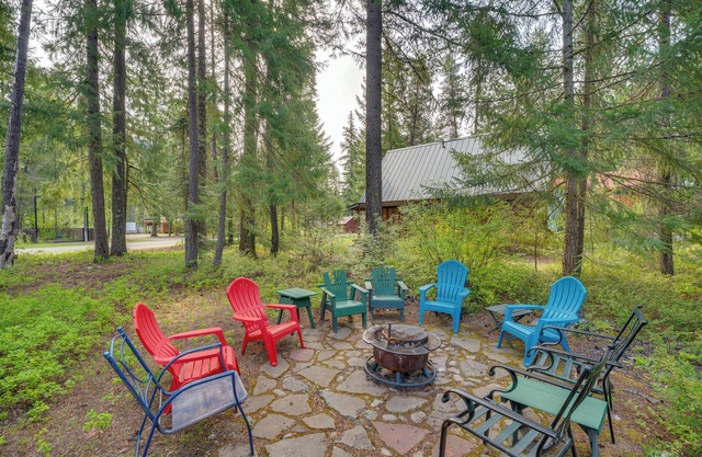 1 Mi to Lake Easton: Cozy Cascades Cabin!
