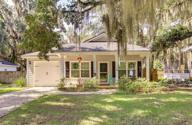 1 Mi to Riverfront: Darien Family Home