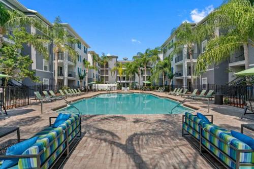 1 MI to USF Budget Friendly Pool GYM