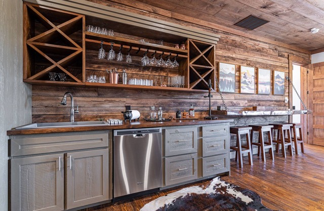 1 mile to downtown. 5 king, 2 queen beds, heated pool, hot tub, private mtn top.