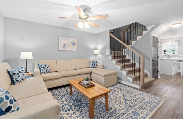 1-Mile to Downtown Clarksville! Queen-City Comfort
