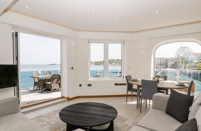 1 OCEAN BAY, family friendly, character holiday cottage in Swanage