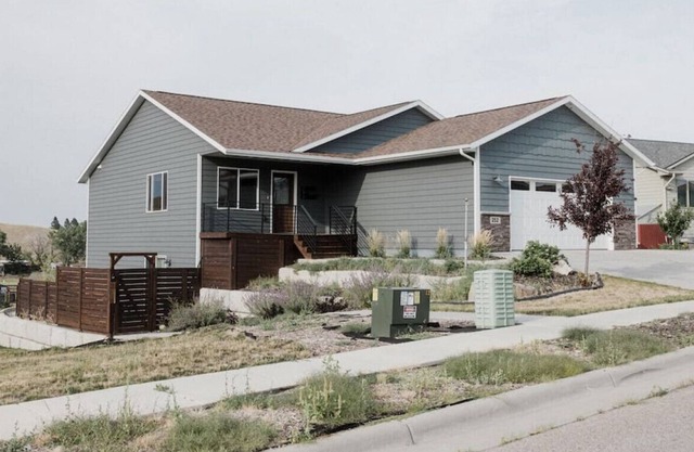 #1 Upstairs Bengal · Modern House - Private Hot Tub!!!