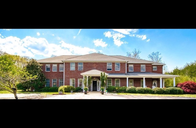 10 bedroooms/baths, 4 mi from VT