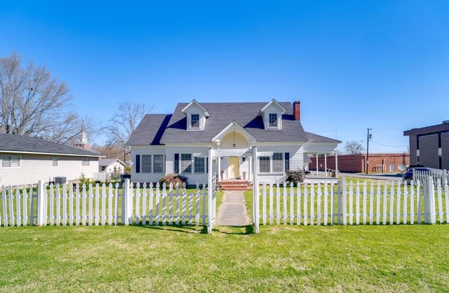 10 Mi to Caddo Lake Charming Cottage in Vivian!