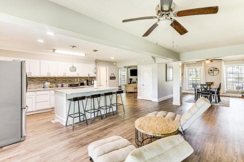 10 Mi to St Simons Island Home with Screened Porch