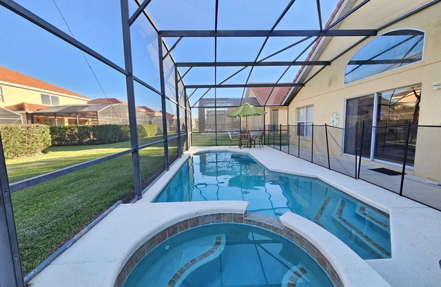 10 miles to Disney World, private pool and spa, guarded and gated community, washer and dryer