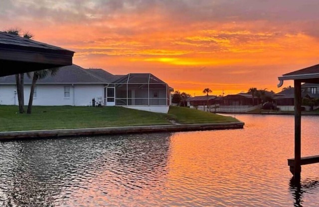 10 min from beach access, sleeps 10 private dock