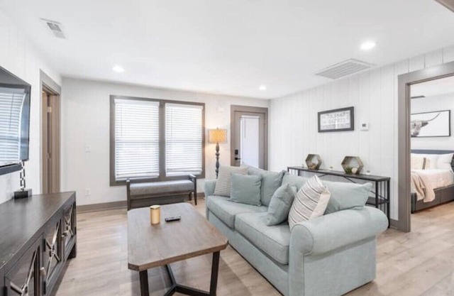 10 min from Broadway/Airport!