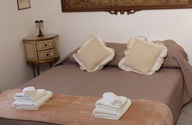 10 min from the sea! Chic and retro home sleeps 4 + double sofa bed!