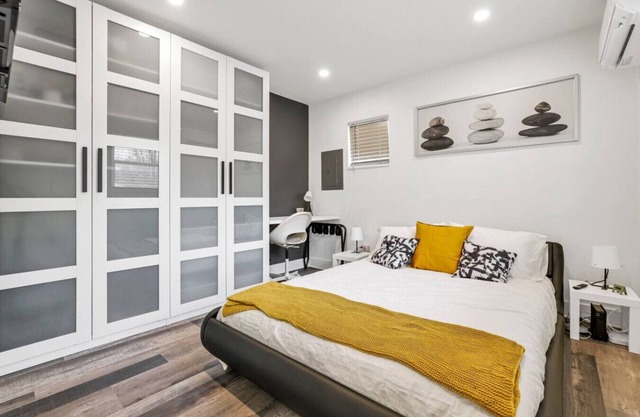 10 Min to Airport | Modern | Workspace | Unit D