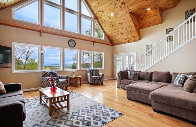 10 MIN to DT, 15 MIN to Biltmore, Fire pit, View