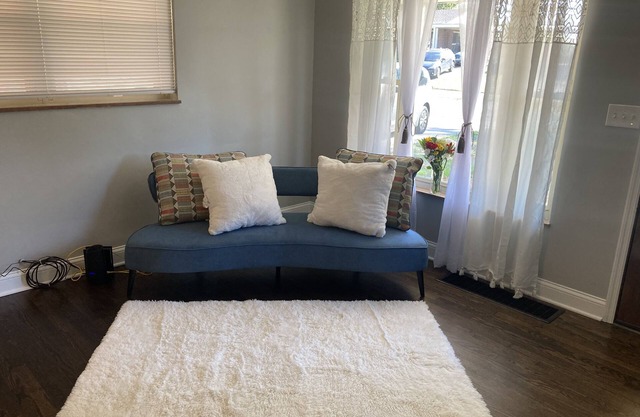 10 minute from down town , very clean , fresh , an new rental