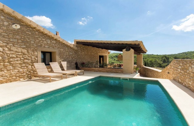 10 minutes by car from Sitges. Masia La Torre. Authentic. Charm. Nature.