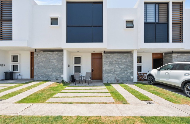 10 Minutes from the Beach! House ideal for Families Max 8 people.dog friendly.